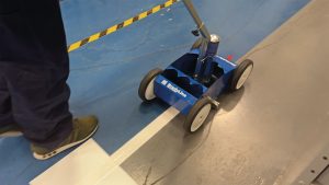 Bodenmarkierung mit Sprühfarbe innen